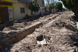 Actualmente se trabaja en la reposición del drenaje en la calle Guerrero entre Cuauhtémoc y Carranza; son cinco cuadras. (MARY VÁZQUEZ/EL SIGLO DE TORREÓN)