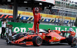 Charles Leclerc celebra tras lograr la 'pole position' del Gran Premio de Italia, la segunda consecutiva para el monagesco.