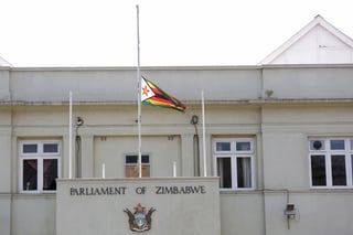 Los restos del expresidente de Zimbabue Robert Mugabe, quien falleció en Singapur el pasado día 6, serán repatriados esta semana a su país, donde serán enterrados en un santuario, el Acre de los Héroes, y se oficiará un funeral de Estado el próximo día 15, informaron fuentes oficiales. (ARCHIVO)
