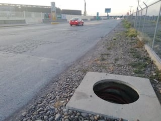 Peatones que a diario transitan por la antigua carretera y autopista Torreón-San Pedro, se quejan porque no hay banquetas. (EL SIGLO DE TORREÓN)