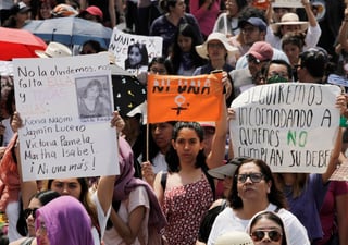 Colectivos feministas se reunieron este día para una movilización que tuvo como punto de partida el Ángel de la Independencia, en la céntrica avenida Reforma, y como final el Zócalo capitalino. (EFE)