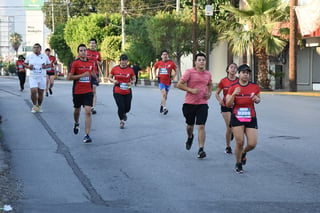 Las principales arterias viales de Torreón fueron tomadas la mañana del domingo por los 'runners' de la región. (JESÚS GALINDO) 