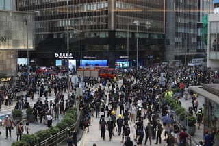 Manifestantes iniciaron su protesta en el parque Chater, en la zona financiera central de Hong Kong. (EFE)