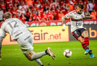 Gabigol aumentó su ventaja en la tabla de goleadores, donde ya suma 15 dianas en el campeonato brasileño. (EFE)
