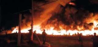 Miles de llantas se quemaron en un predio de unos tres mil metros cuadrados en la colonia Solidaridad, donde laboran bomberos de municipios como Cuautitlán, Atizapan, Naucalpan y Tultitlán. (TWITTER)