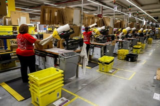 Amazon organizará ferias de empleo en Estados Unidos con el objetivo de contratar a 30,000 personas para principios del año que entra, aumentado un 5% su fuerza laboral mundial. (ARCHIVO)
