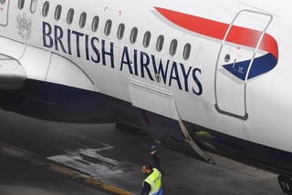 Miles de pasajeros se han visto afectados por la huelga de dos días que secundan desde este lunes los pilotos de la aerolínea British Airways (BA), que exigen mejoras salariales. (EFE)