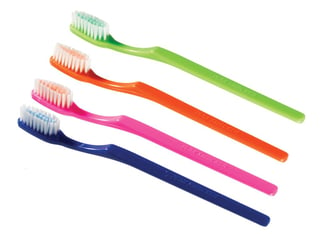 Usar siempre un nuevo cepillo de dientes parece que sólo crea gran cantidad de basura, le critican. (INTERNET)