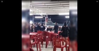 Luego de que en redes sociales comenzara a circular un video en el que se aprecia una riña al interior de las Jarras de la Feria de Torreón, las autoridades informaron que solo fue detenido un hombre. (ESPECIAL)