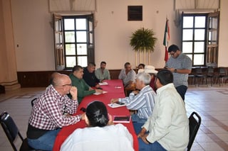Un grupo de productores se reunió con representantes de la administración municipal, quienes establecieron el compromiso de desplegar operativos especiales con el apoyo de la Guardia Nacional. (EL SIGLO DE TORREÓN)
