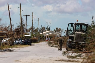 Rescatistas recuperaron ayer 5 cuerpos más de entre los escombros que dejó el huracán Dorian en Bahamas. (EFE)