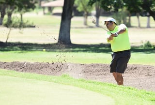 En las últimas semanas, se ha incrementado la actividad de los golfistas en el añejo club de la Comarca Lagunera, ya que buscan luego de 54 hoyos, ubicarse en los primeros puestos de sus respectivas categorías. (ARCHIVO) 
