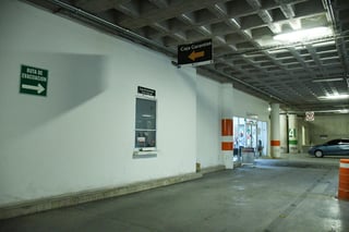 La ventanilla de atención a los ciudadanos ubicada en el estacionamiento de la Plaza Mayor cerró sus operaciones desde temprana hora del lunes. (FERNANDO COMPEÁN)
