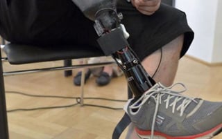 Una nueva pierna protésica es capaz de hacer sentir su uso, lo que mejora el rendimiento al caminar y reduce el dolor del miembro fantasma. (ESPECIAL)