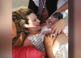 La bebé, de nombre Zara, nació sana. (INTERNET)