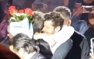 Alejandro Fernández mientras ofrecía su show, un fanático rebasó a los elementos de seguridad para entregarle al cantante un ramo de rosas. (ESPECIAL)