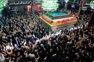 Los chíies conmemoran con esta festividad la muerte de Husein, uno de los doce imanes sagrados para esta rama del islam. (EFE)