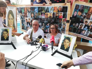 En rueda de prensa, Oscar Sánchez Viesca y Silvia Ortiz, padres de Fanny, denunciaron que han encontrado que expedientes de la investigación de 2005 están desaparecidos. (EL SIGLO DE TORREÓN)