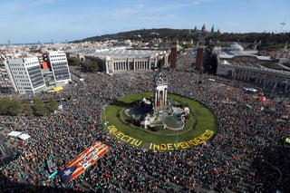 Centenares de miles de catalanes partidarios de la secesión se congregaron el miércoles en Barcelona en ocasión del principal feriado de la región. (EFE)