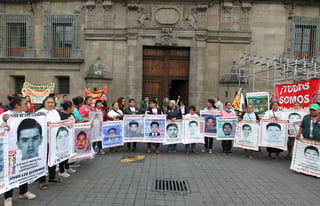 El subsecretario de Gobernación, Alejandro Encinas, informó hoy que las nuevas evidencias con que cuenta la Comisión para la Verdad de Ayotzinapa permiten suponer que los estudiantes normalistas desaparecidos permanecen en el estado de Guerrero. (EFE)