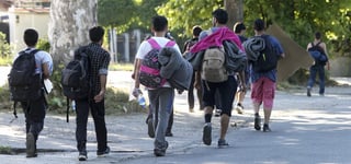 Las tres agencias denunciaron los obstáculos a los que se enfrentan los niños y adolescentes nacidos fuera de Europa. (ARCHIVO)