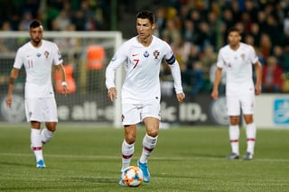 El portugués Cristiano Ronaldo anotó cuatro tantos en el partido del martes ante Lituania. (AP)