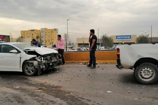 Choque de tres unidades provoca caos en el Periférico de Torreón, los daños se estimaron en 80 mil pesos. (EL SIGLO DE TORREÓN)