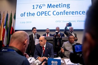 En su reporte mensual, la OPEP señaló que su pronóstico de consumo mundial de crudo para el año próximo será de 1.08 millones de barriles diarios, una baja del 0.06 mil barriles. (EFE)