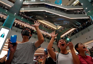 Miles de personas en Hong Kong entonaron el miércoles una nueva canción protesta al estilo karaoke en centros comerciales, un nuevo acto de resistencia que puso de manifiesto la creatividad de los inconformes que llevan meses reclamando más libertades democráticas. (ESPECIAL)