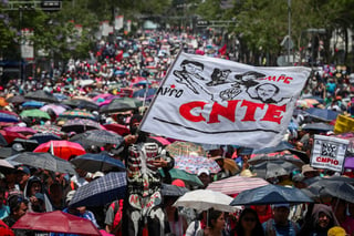 Después de casi cinco horas de bloqueo, integrantes de la Coordinadora Nacional de Trabajadores de la Educación (CNTE) permitieron la salida de niños, empleados y visitantes de la Cámara de Diputados. (ARCHIVO)