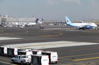 De no corregirse el problema, 'en caso de lluvias fuertes el aeropuerto puede cerrar operaciones hasta que se desaloje el agua'. (ARCHIVO)