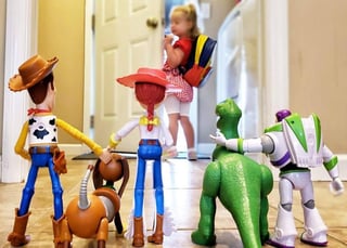 Una despedida de los muñecos hacia la niña, en su primer día de escuela. (INTERNET)