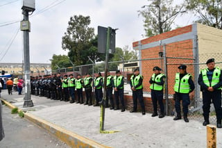 Durante la noche del jueves, un grupo de alrededor de 40 internos del Reclusorio Oriente fueron trasladados a otros penales de la Ciudad de México tras la riña que se registró, informó la secretaria de Gobierno de la Ciudad de México, Rosa Icela Rodríguez. (EL UNIVERSAL)