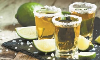 No podía faltar el tequila, la bebida mexicana por excelencia. Existen muchas formas de tomar esta tradicional bebida y todas son válidas, desde el caballito con limón, así como 'la banderita'. (EL UNIVERSAL)
