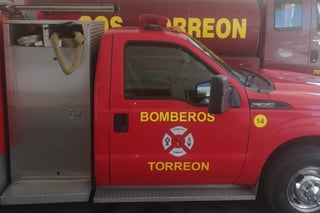 Al arribo de los Bomberos al lugar, el encargado del lote les indicó que uno de los vehículos se estaba quemando por lo que de manera inmediata comenzaron las acciones para sofocar las llamas de la unidad. (ARCHIVO)
