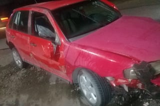 Conductor de auto sufre volcadura en la carretera Torreón-San Pedro; el hombre resultó ileso.