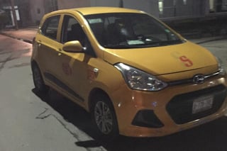 El taxi fue llevado al corralón municipal de Torreón. (EL SIGLO DE TORREÓN)