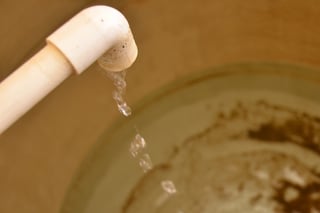 En algunas colonias se sufre por la falta de agua sobre todo en temporada de calor y se les tandea el agua. (EL SIGLO DE TORREÓN)