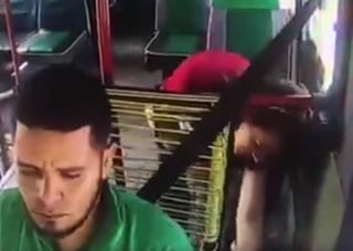 VIDEO: Mujer utiliza sus pies para robarle a un conductor de autobús