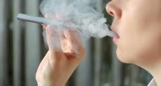 El estado de Nueva York prohibirá la venta de cigarrillos electrónicos saborizados debido a la cualidad adictiva de la nicotina. (ESPECIAL)