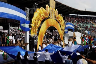 Los hondureños conmemoraron este domingo el 198 aniversario de su Independencia de la Corona española divididos con un desfile oficial y otro de la oposición, éste último fue empañado por enfrentamientos entre opositores y policías. (EFE)