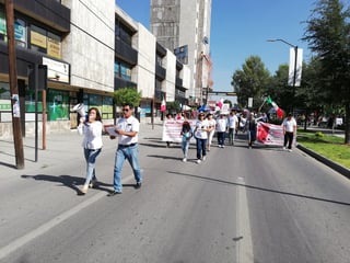 Más de 100 personas asisten a la marcha organizada por el Conaci Coahuila en contra de AMLO. (VIRGINIA HERNÁNDEZ)