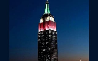 El Empire State se pintó con los tres colores nacionales. (AGENCIAS)