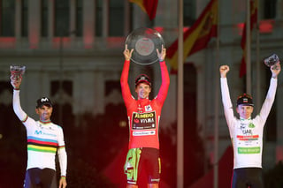 El esloveno Primoz Roglic (c) ganó su primer título del Grand Tour tras ganar por amplio margen la Vuelta a España. (EFE)