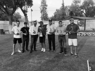 Alberto Castellanos (c) y algunos ganadores del torneo celebrado en el Campestre de Gómez. (ESPECIAL) 