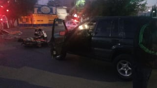 Conductor de camioneta arrolla a motociclista en Torreón. (EL SIGLO DE TORREÓN)