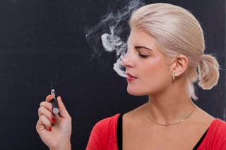 Las autoridades de salud de Estados Unidos investigan la causa de cientos de graves enfermedades respiratorias en las personas que usan cigarrillos electrónicos y otros dispositivos de vapeo.  (ARCHIVO)