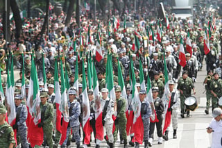 Al filo de las 11:11 horas de este lunes, salió al balcón principal de Palacio Nacional el presidente Andrés Manuel López Obrador para dar inicio al Desfile Militar, en el que participaron 12 mil 492 integrantes de las Fuerzas Armadas. (NOTIMEX)