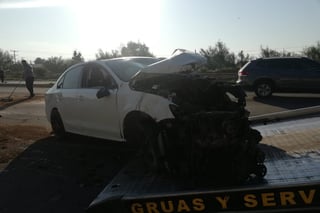 Conductor huyó corriendo luego de derribar luminaria y volcar sobre la carretera Torreón-San Pedro la mañana de ayer lunes. (EL SIGLO DE TORREÓN)