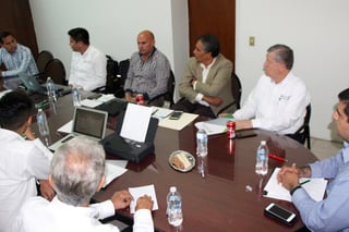 El alcalde, Homero Martínez se reunió con representantes del Inevap quienes entregaron la evaluación que les solicitó. (EL SIGLO DE TORREÒN / MA. ELENA HOLGUÍN)